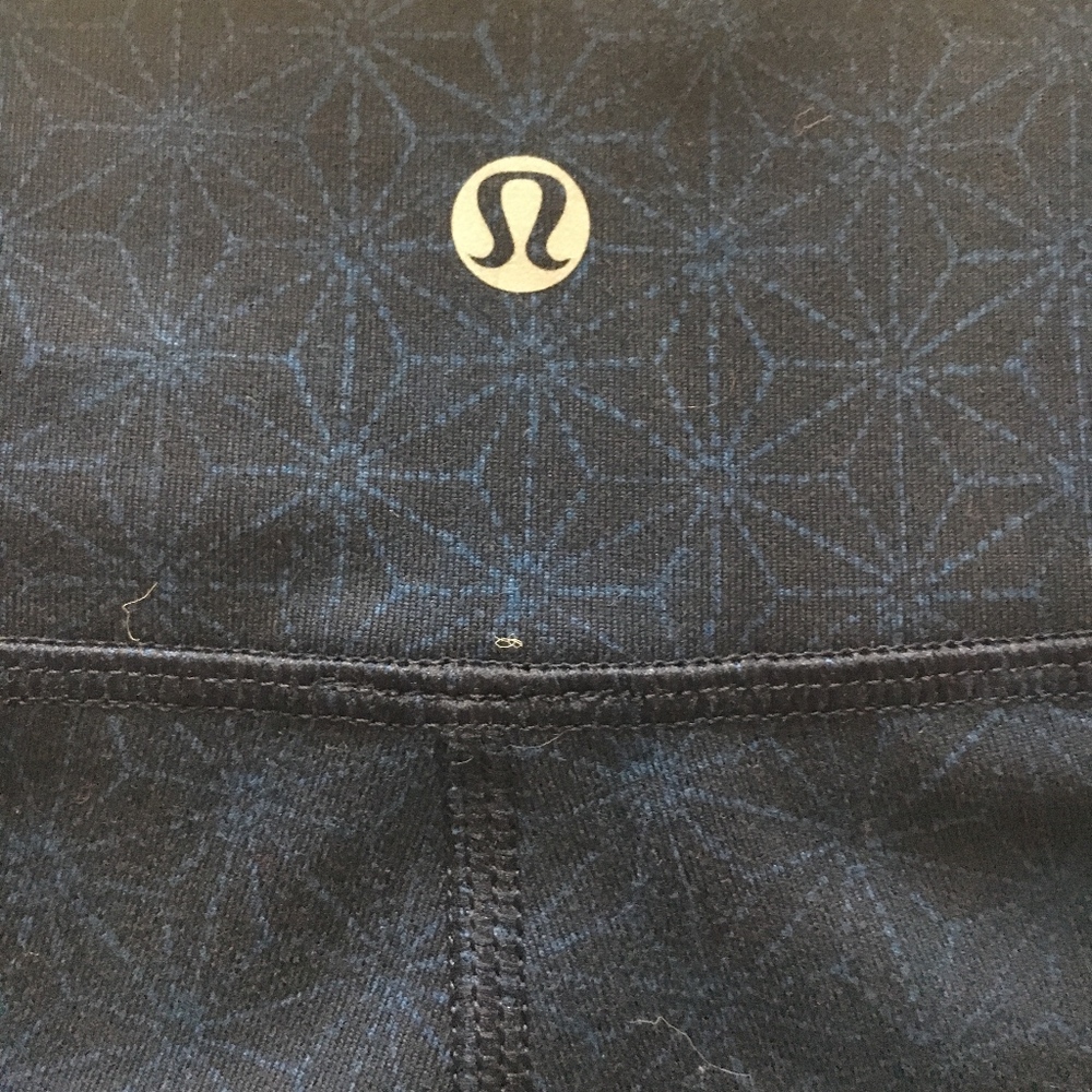 Lululemon athletica size 8 blue/black 23" crops - Picture 3 of 4
